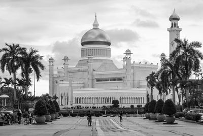 Road leading towards sultan omar ali saifuddien mosque against sky