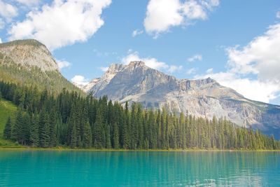 Panoramic view of lake and mountains against sky