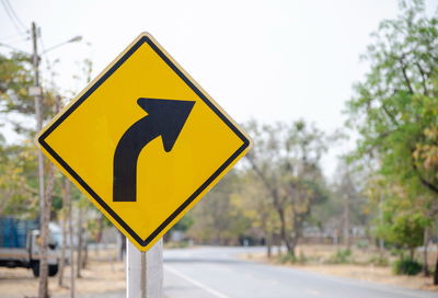 A black arrow traffic sign on a yellow background to bend to the right.