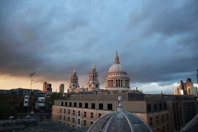 London st pauls cathedral  against cloudy sky