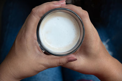 Close-up of hand holding coffee cup