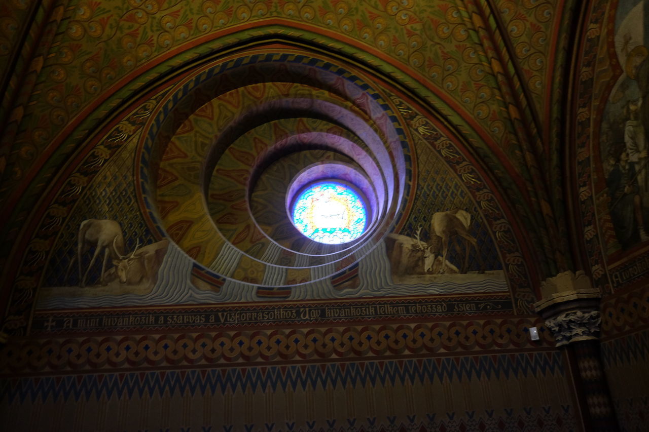 LOW ANGLE VIEW OF ILLUMINATED CEILING IN CATHEDRAL