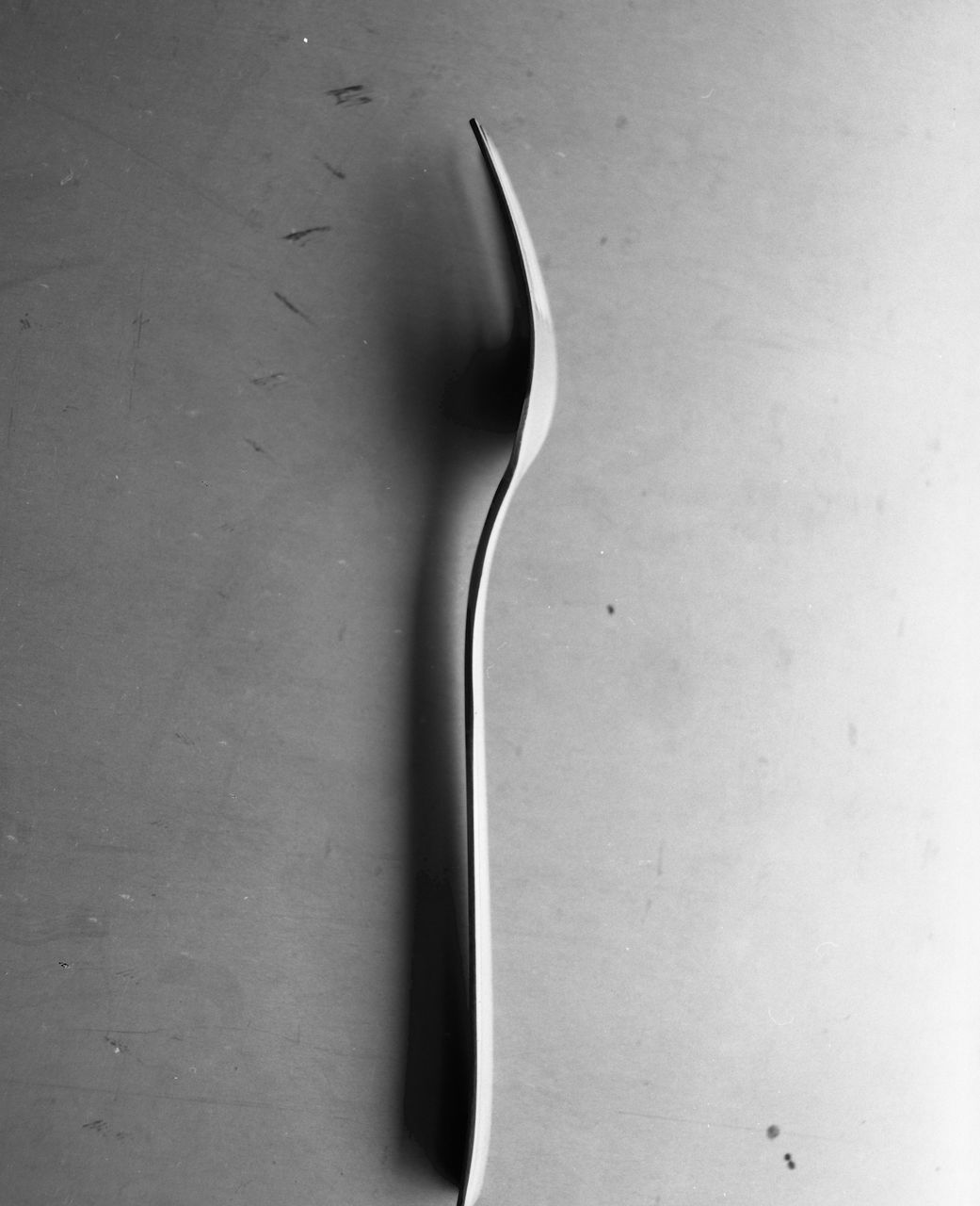 HIGH ANGLE VIEW OF SPOON ON TABLE