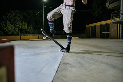 Young white man jumping on his skateboard