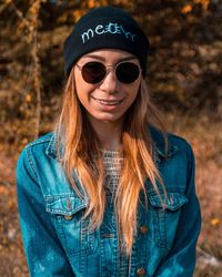 Portrait of smiling woman in sunglasses