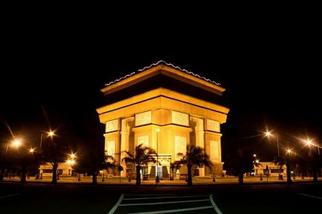 night, illuminated, architecture, building exterior, built structure, facade, travel destinations, famous place, architectural column, city, clear sky, sky, low angle view, history, street light, outdoors, incidental people, copy space, tourism, travel