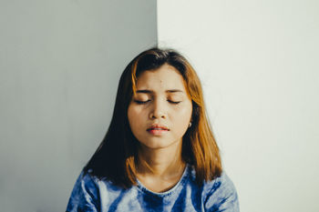 CLOSE-UP OF A YOUNG WOMAN