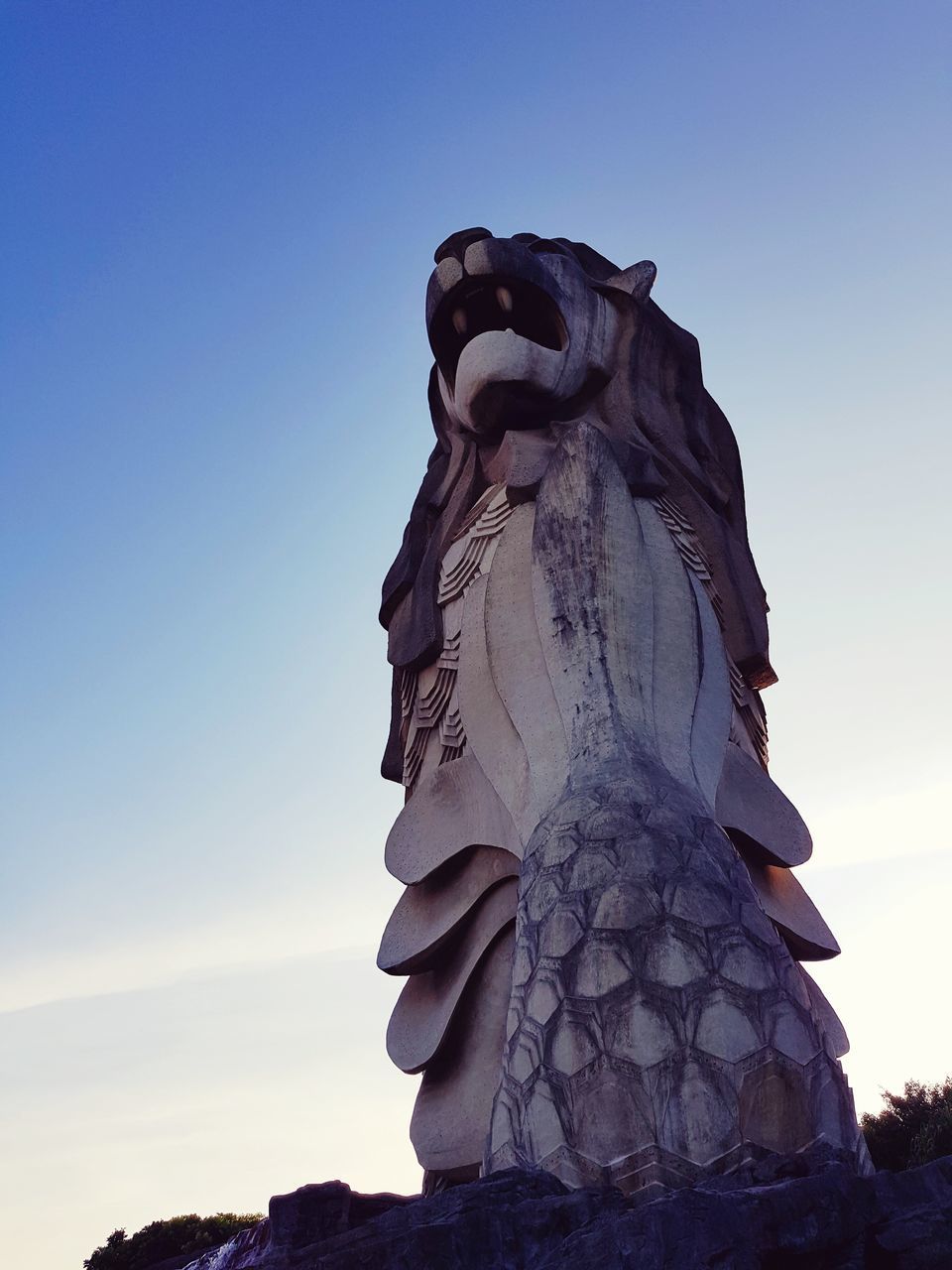 LOW ANGLE VIEW OF SCULPTURE AGAINST SKY