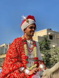 Mid adult man wearing sunglasses against sky