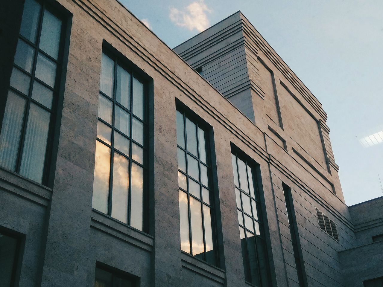 architecture, built structure, building exterior, window, no people, sky, sunlight, outdoors, modern, cloud - sky, day