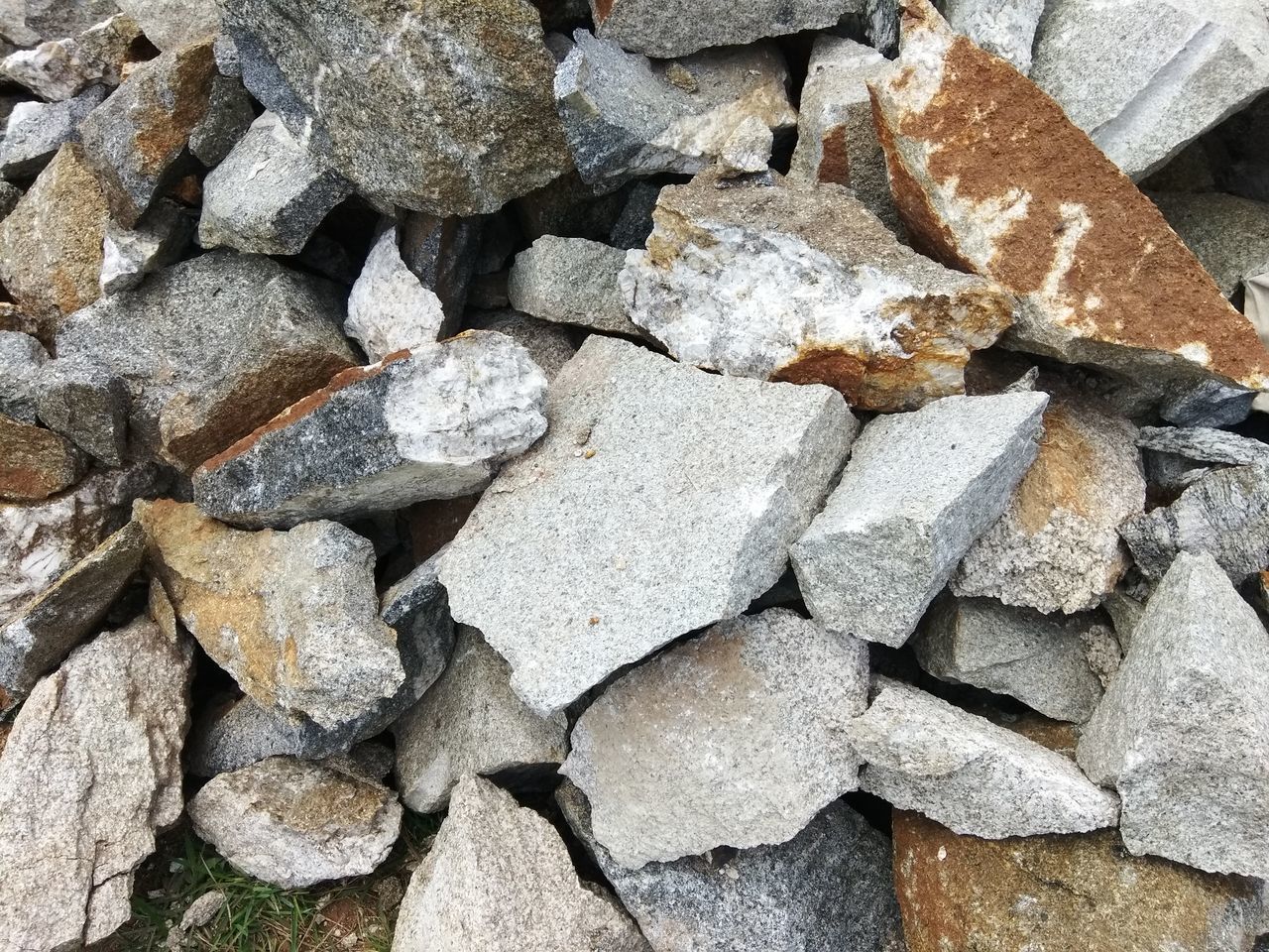 CLOSE-UP OF ROCKS
