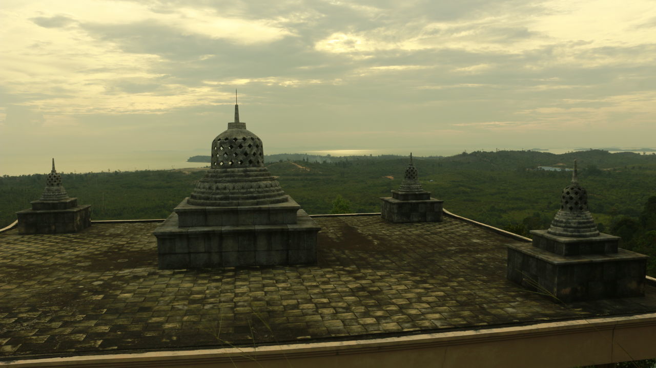 VIEW OF TEMPLE BUILDING AGAINST SKY
