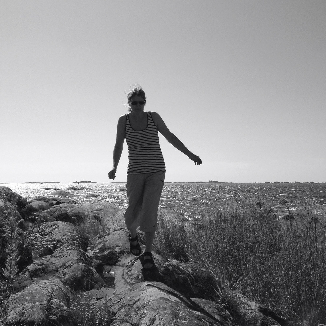 full length, lifestyles, leisure activity, casual clothing, rear view, standing, clear sky, childhood, tranquility, copy space, landscape, tranquil scene, boys, nature, beauty in nature, scenics, sky, arms outstretched