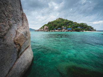 Koh nang yuan island clear turquoise sea with coral reef and rock. near koh tao island, thailand.