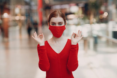 Portrait of young woman wearing sunglasses standing in city