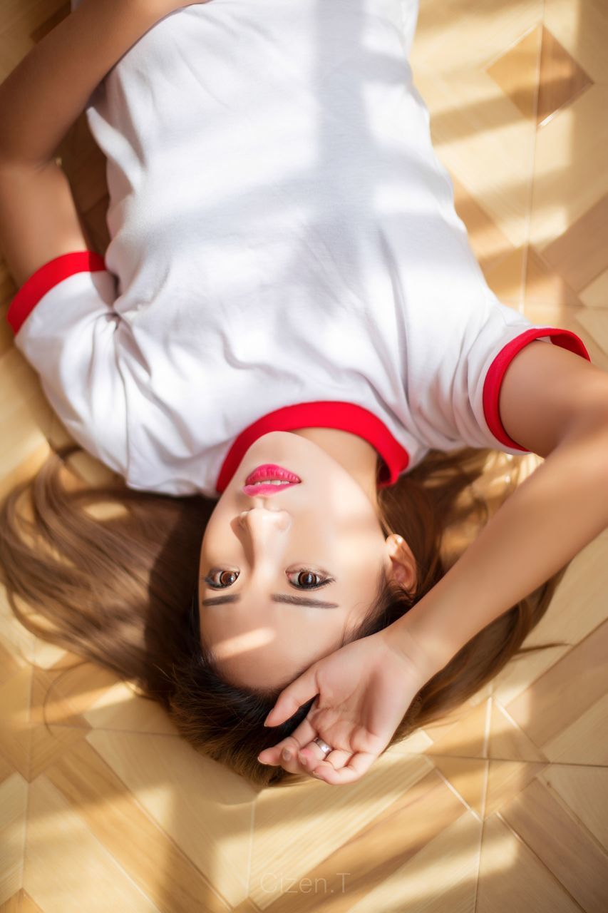 indoors, one person, red, real people, lying down, beautiful woman, lifestyles, leisure activity, relaxation, home interior, young adult, young women, women, day, portrait, close-up