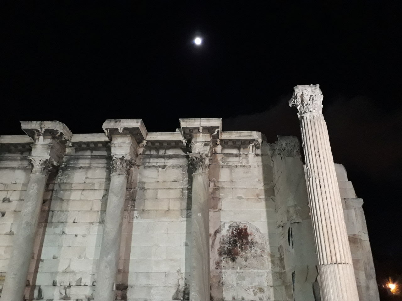 LOW ANGLE VIEW OF HISTORICAL BUILDING AGAINST SKY