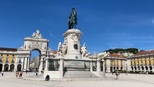 Statue of historic building against sky