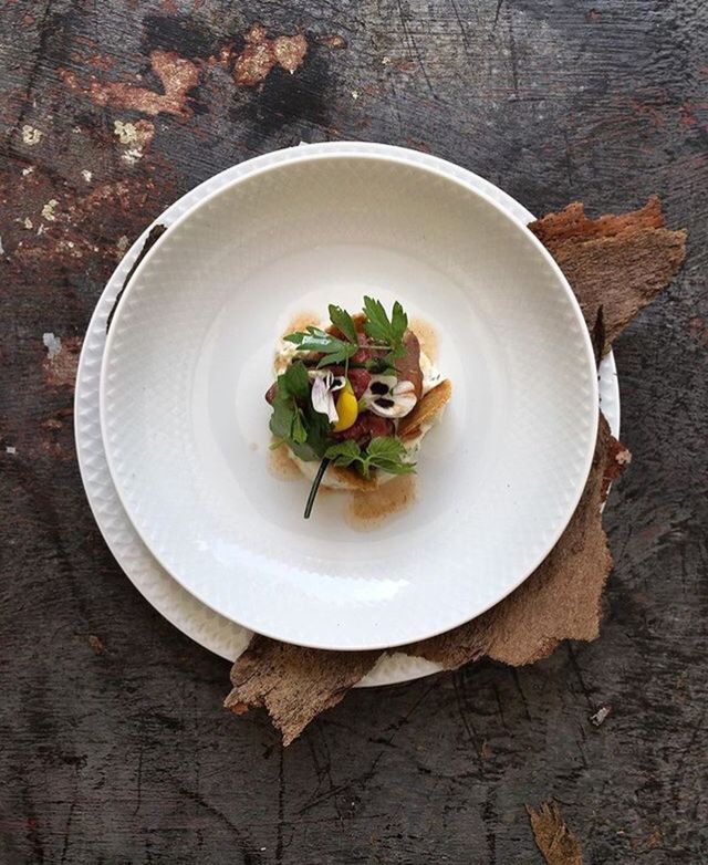 HIGH ANGLE VIEW OF FOOD ON TABLE