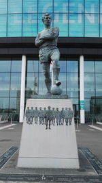 Statue against sky