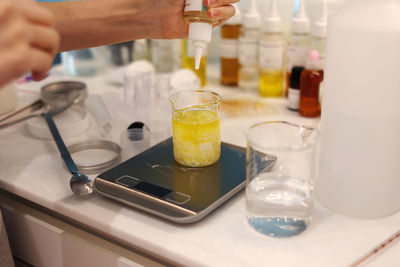 Put a jojoba oil solution in the beaker, weigh ingredients on the electronic scale in the laboratory