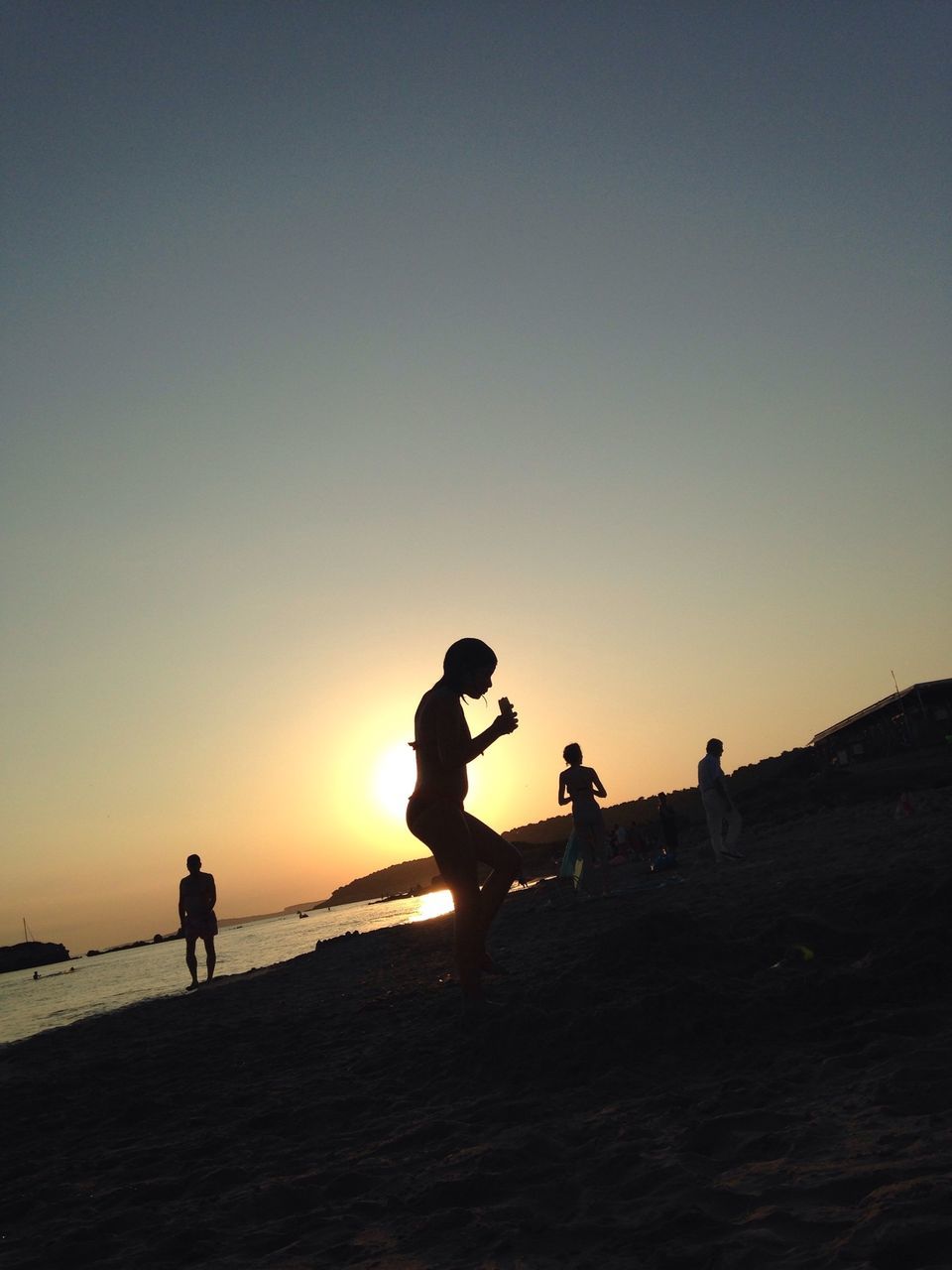 sunset, silhouette, men, lifestyles, leisure activity, copy space, sea, clear sky, transportation, beach, orange color, water, full length, sun, bicycle, mode of transport, horizon over water