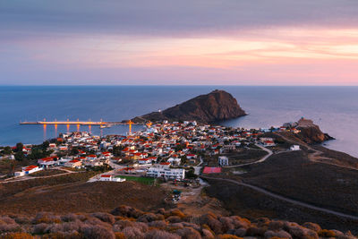 Image of psara's main village and harbour at sunset.