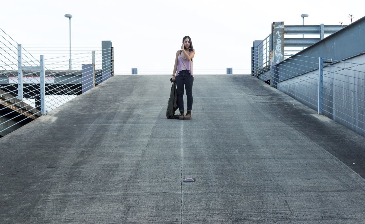 full length, lifestyles, built structure, architecture, casual clothing, leisure activity, city, the way forward, day, sky, outdoors, city life, diminishing perspective