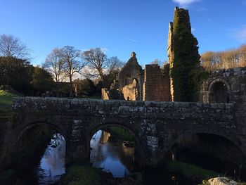 Arch bridge against sky