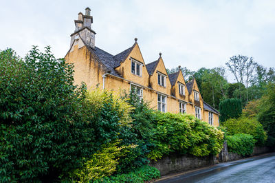 Castle combe, quaint village with well preserved masonry houses in cotswolds. england, uk