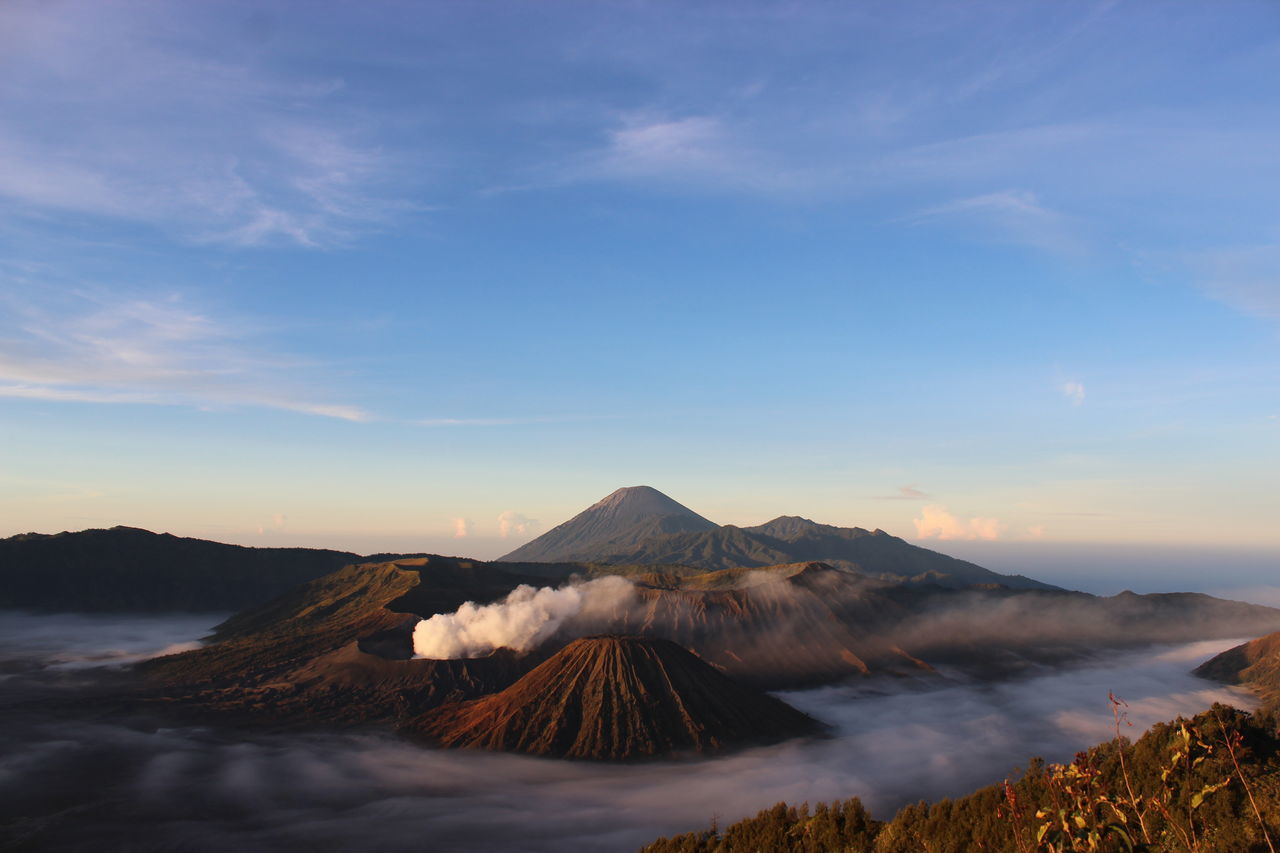 PANORAMIC VIEW OF VOLCANIC MOUNTAIN AGAINST SKY
