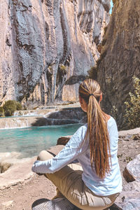Young woman at viewpoint of the natural pools of millpu, ayacucho, peru. concept about travel