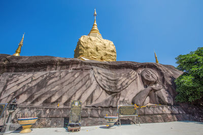 Statue of historic building against clear sky