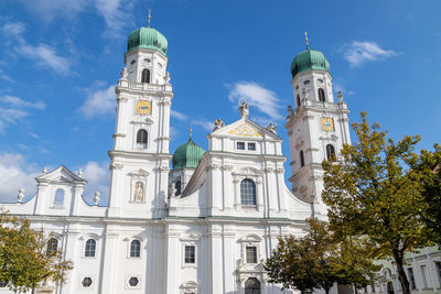 The front of st. stephen's cathedral in passau, bavaria, germany in autumn with multicolored trees 