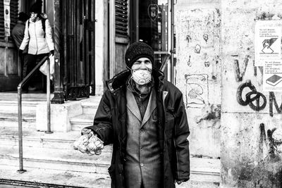 Portrait of an ancien man standing against d'urine covid lockdown