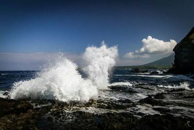 Waves splashing on rocks