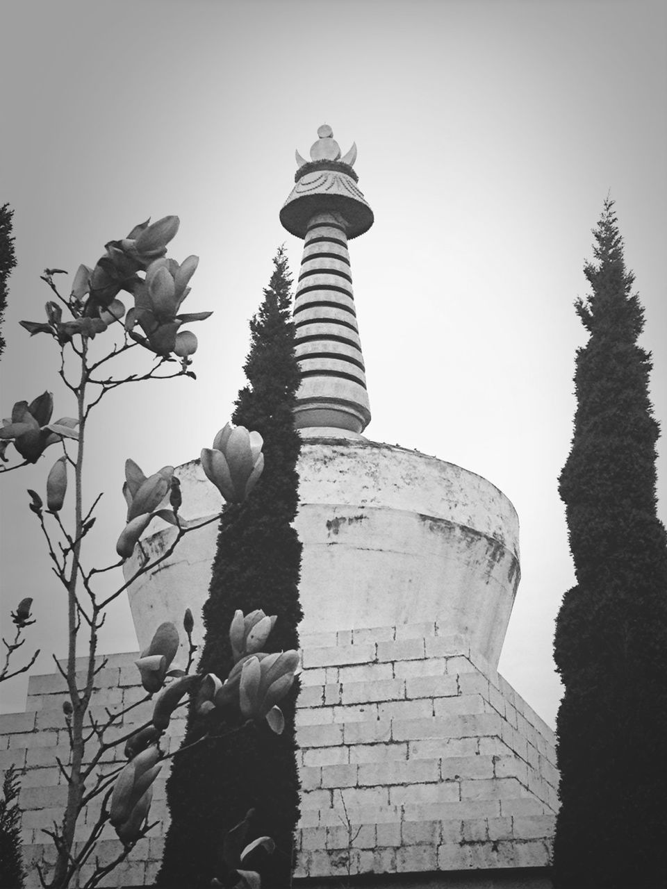 low angle view, architecture, built structure, building exterior, clear sky, tower, famous place, tall - high, sky, travel destinations, history, tourism, international landmark, travel, day, outdoors, capital cities, copy space, tree, tall