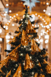 Creative christmas tree decorated with gold christmas toys. festive atmosphere and shiny decorations