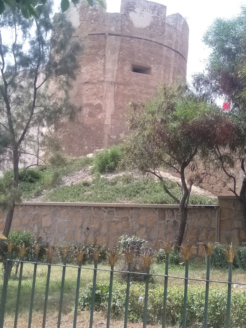 LOW ANGLE VIEW OF OLD BUILDING WALL