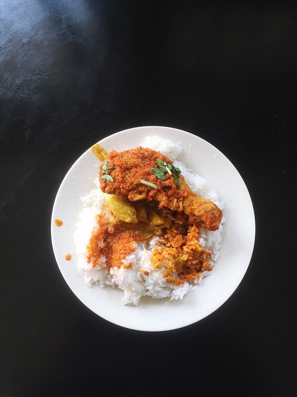 HIGH ANGLE VIEW OF FOOD ON TABLE