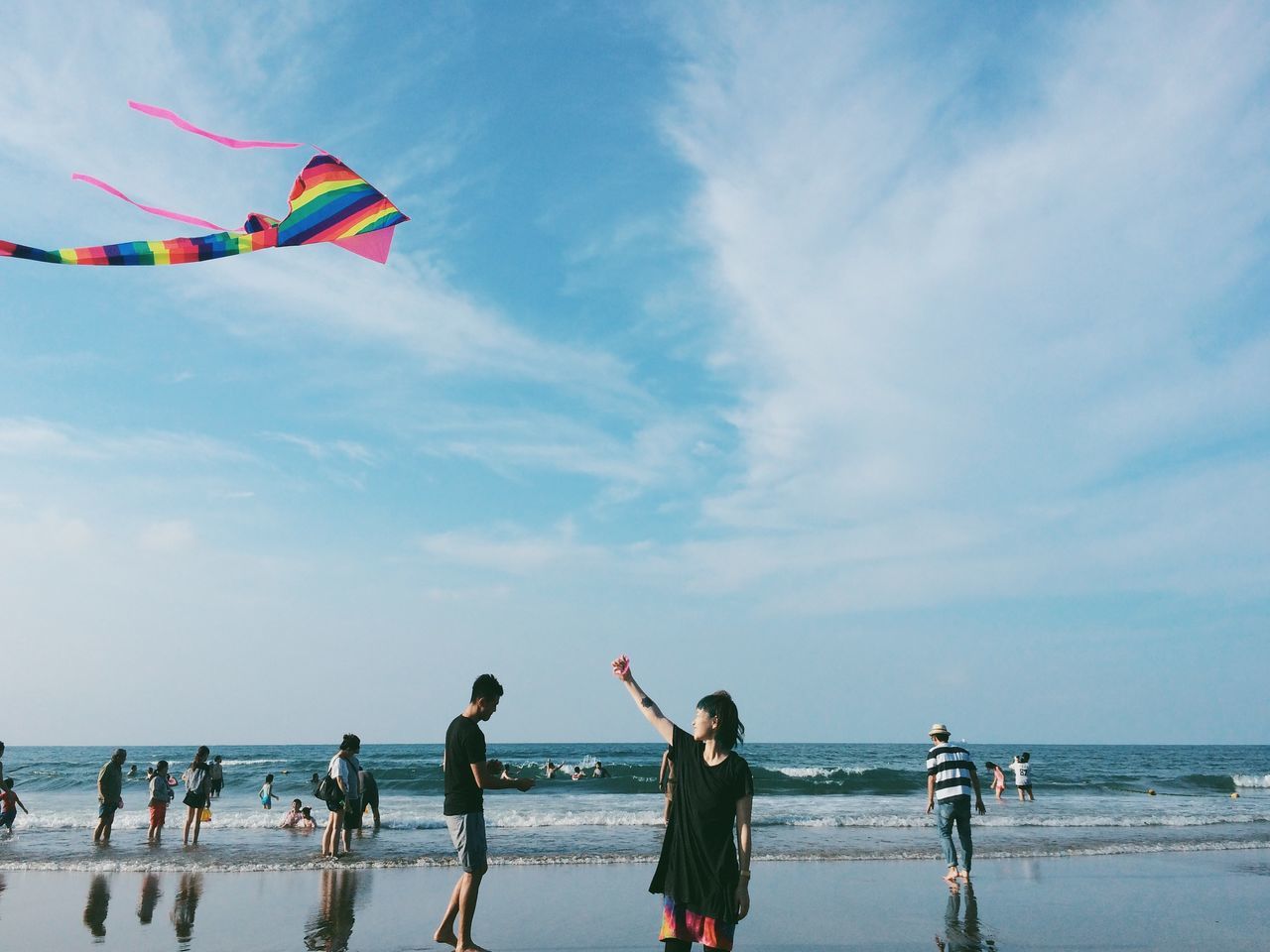 sea, leisure activity, sky, beach, horizon over water, large group of people, lifestyles, water, vacations, enjoyment, men, cloud - sky, person, shore, fun, mixed age range, weekend activities, multi colored, day