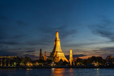 Wat arun at sunset - bangkok thailand