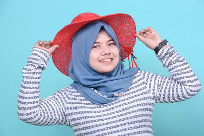 Portrait of smiling young woman in hat