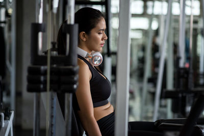 Portrait of young woman exercising in gym