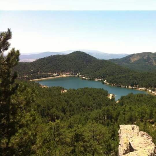 SCENIC VIEW OF LAKE AGAINST MOUNTAIN