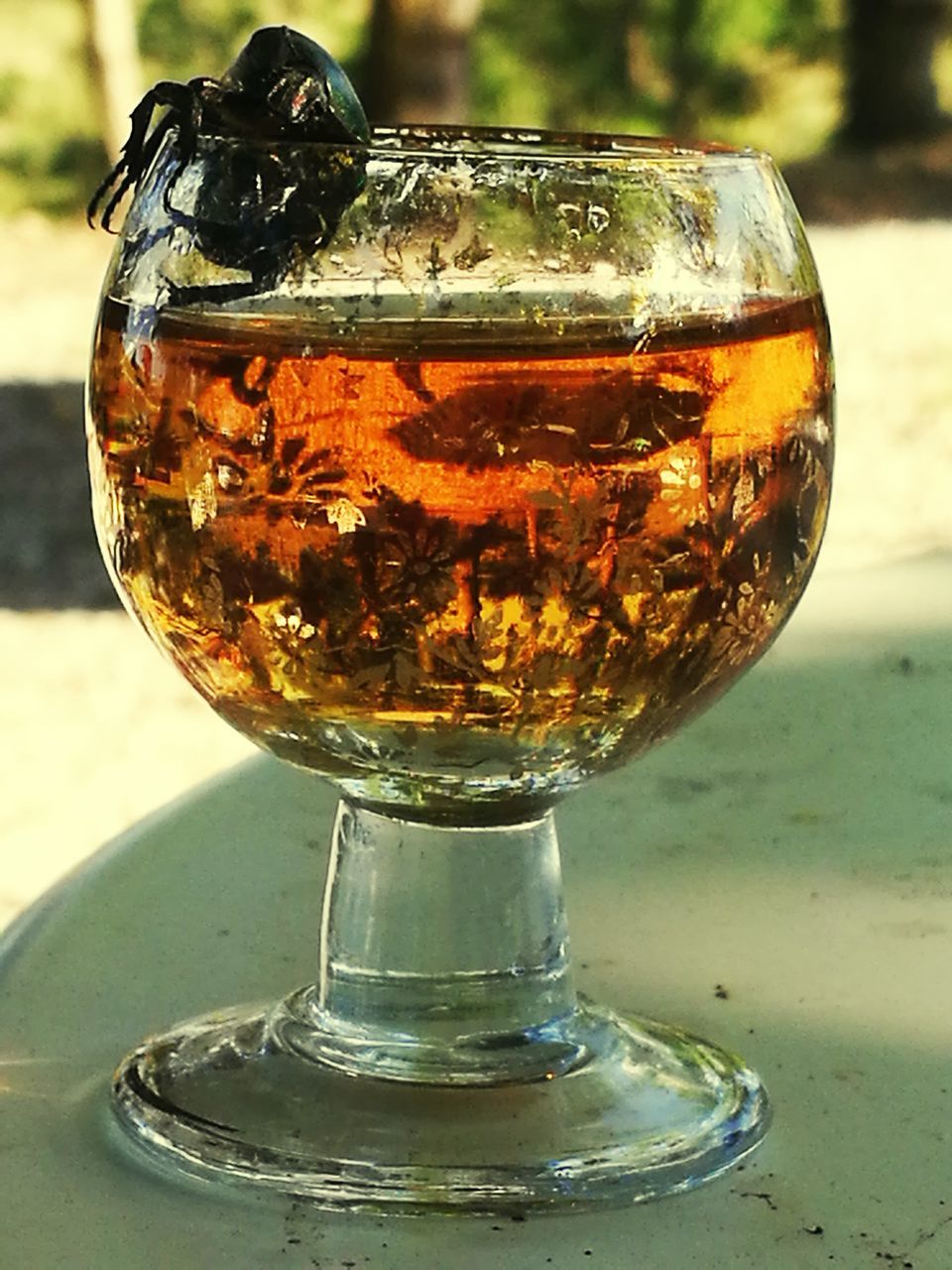 CLOSE-UP OF DRINK ON GLASS