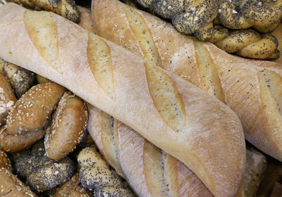 Many pieces of fresh bread in the bakery with fragrant loaves and baguettes