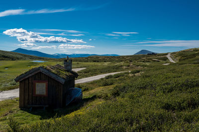 House by lake høvringsvatne, blåhøe 1617 meter in horisont, norway