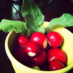 Close-up of cherries in bowl