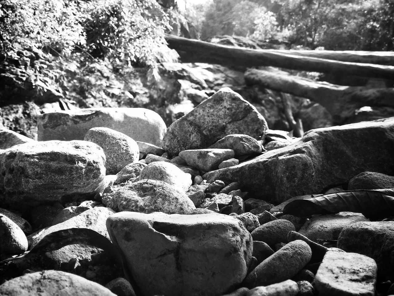 CLOSE-UP OF STONES ON PEBBLES